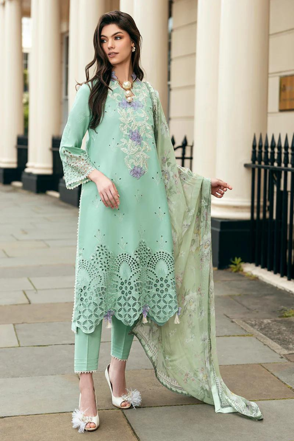 3pc lawn Embroidered Q656