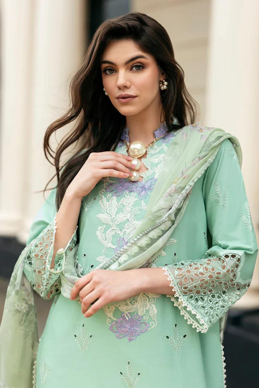 3pc lawn Embroidered Q656